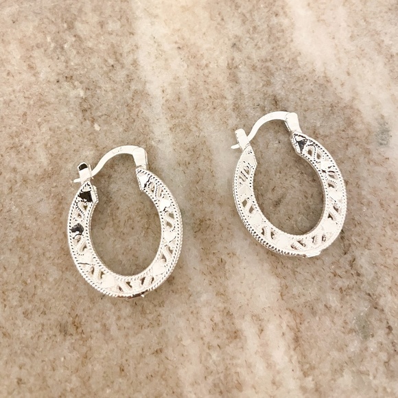 925 Sterling Silver Small Hoop Earrings Elegant Heart Hoop Flower Earrings - Picture 3 of 6